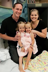 Conjoined twins undergo a life-changing surgery — You won’t believe what they look like 19 years later! Born sharing a body and some vital organs, these twins faced the unimaginable. At just 4 years old, and with their parents’ full consent, they went through an incredibly complex 26-hour separation surgery. Doctors couldn’t guarantee they would survive. 😓😓 This was the first time surgeons had attempted to separate twins with shared organs. The operation was a success, and the girls began the 