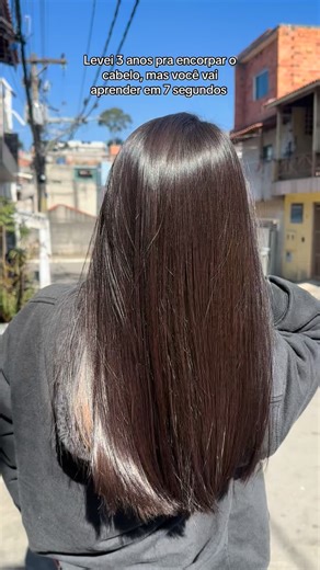 Rebeca Araujo on Instagram: "CABELO ENCORPADO ASSIM 👇🏼 Eu demorei 3 anos para conseguir encorpar o meu cabelo. Depois de testar várias técnicas e produtos, entendi o que realmente fazia diferença e apliquei todos os meses até chegar o resultado que eu queria. Hoje, o que você precisa fazer para encorpar o seu cabelo, é isso: ✨️ UMECTAÇÃO: vai servir para nutrir os fios, devolvendo maleabilidade pro fio evitando a quebra; ✨️ REPOSIÇÃO DE MASSA: feita com máscaras ricas em proteínas e aminoácido
