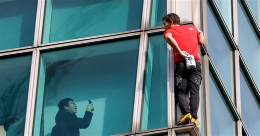 VIDEO: Američan Honnold vylezl na mrakodrap Tchaj-pej 101. Bez lana, bez jištění