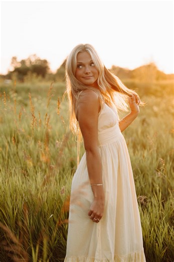 Your Ultimate Senior Photo Posing Guide