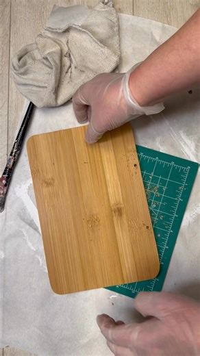 I turned a $1.25 cutting board into a cute functional mail center that looks like something you’d grab from HomeGoods… but nope—Dollar Tree DIY for the win 🙌 ✨ Perfect for mail ✨ Holds notes, lists, and papers ✨ Small space friendly ✨ Budget friendly (because inflation is rude) This is one of those easy Dollar Tree DIYs that makes you say: “Why didn’t I think of that?!” 👉 Save this for later 👉 Share with a friend who loves organizing 👉 Follow for more Dollar Tree hacks, easy DIYs, and budget