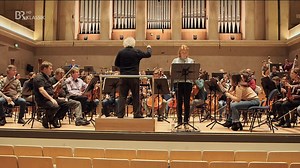 Sir Simon Rattle ist zu Gast beim Symphonieorchester des Bayerischen Rundfunks und geht hier seiner Leidenschaft für Robert Schumann nach: Auf dem Programm steht die "Rheinische". Außerdem dirigiert er Gustav Mahlers "Lied von der Erde". | ARD Klassik