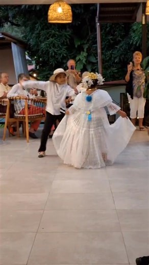 Live entertainment for Panama Relocation Tour #295! | Panama Relocation Tours