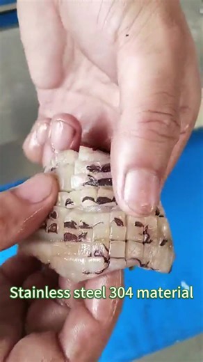 🦑 Beautiful Cuts, Premium Value! Gondor Squid Flower Cutting Machine – Create Diamond Patterns Automatically 🦑 Perfect for: Squid, Calamari, Octopus, Cuttlefish, Seafood platters, Sashimi, Frozen seafood & more ✨ Key Advantages: • Automatic diamond pattern cutting – enhances presentation & value • Adjustable cutting depth: 1–10mm – for different pattern effects • Capacity: 300–1,200kg/hour – high throughput for commercial use • Stainless steel construction, food-grade hygienic • Precise blade 