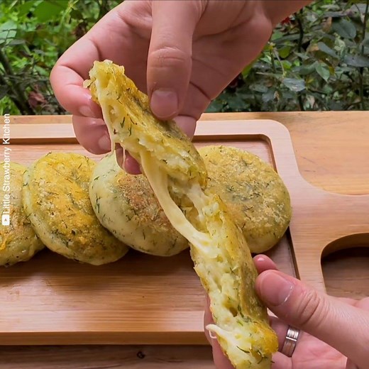 These crispy potato pancakes are full of melted cheese! 🥔🧀🥞 Credit: Little Strawberry Kitchen - youtube.com/channel/UCMwgRBnFQ9Ae92D1gDdr9fA/ | Taste Life