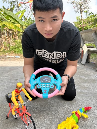 Monkey King on Bicycle vs. Gecko Toy: Which is More Fun?