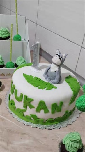 Torte sa fondanom 1300 din po kg Torte sa slagom 1200 din po kg Mafini 100 din po komadu Popsi 100 din po komadu | Ketering Smederevo Bojana