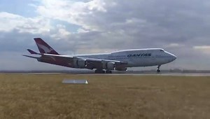 120K views · 1.8K reactions | Watch this Qantas pilot expertly negotiate an afternoon crosswind to complete QF64's homeward journey from South Africa ✈️ | Sydney Airport | Facebook