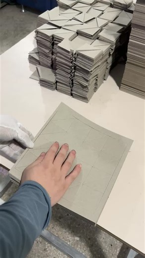 Creative Foldable Boxes on Instagram: "Manual Handcrafting of Foldable Rigid Boxes │ Skilled Assembly for Premium Packaging #foldablerigidbox #handmadepackaging #manualassembly #rigidboxmanufacturing #custompackaging #luxurypackaging #brandpackaging #packagingfactory #premiumbox #b2bpackaging #oemodm"