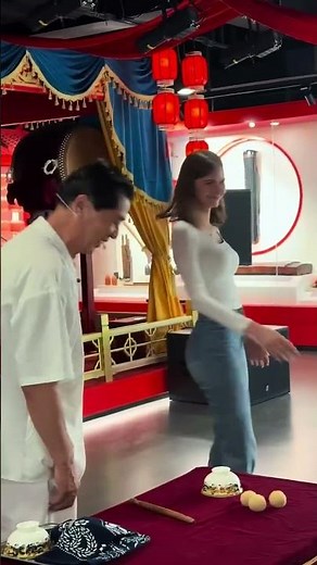 俄罗斯美女上台配合表演魔术