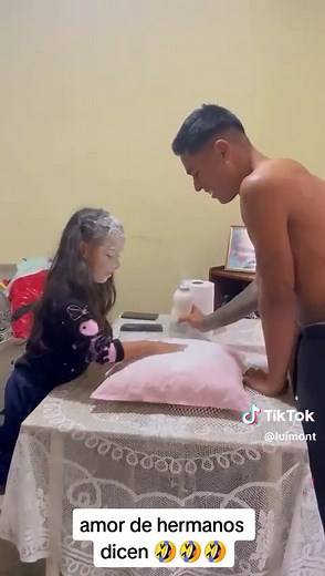 Momentos divertidos entre hermanos jugando