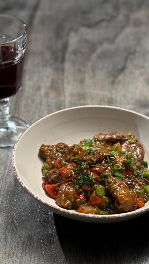 🥘🔥 Тези дробчета по селски ще ти върнат детството в една хапка! Малко фурна, малко тиган и много, МНОГО вкус – рецепта, която си струва всяка минута!👇 ⏱ Време за приготвяне: 50 минути 👨‍👩‍👧‍👦 Порции: 4 🍅 Необходими продукти: – 500 г пилешки дробчета – 1 домат – 2 червени чушки – 1 зелена чушка – 1 глава лук – 2 стръка пресен чесън – ½ връзка магданоз – Сол, черен пипер, 1 ч.л. червен пипер – 50 мл олио 50 г краве масло – Брашно за овалване 👩‍🍳 Начин на приготвяне: 1️⃣ В тава – домата,