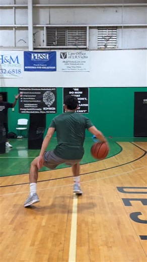 This is what real advantage creation looks like. Cross jab to shift the defender. Drag into the post to force help. Push pass to slide the corner. Shot fake → rip across to re-attack. Use the screen to hold the defender hostage. In-and-out step → step across → pull-up. This isn’t random skill. This is manipulating defenders in sequence. 👉 Save this if you train like an elite guard. 👉 Follow @d4g_basketball for more reads & advantage creation. 👉 Comment “READS” if you see the setup. 👉 If this