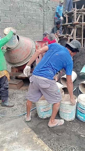 Traditional construction method: manual casting of 2nd floor slab.