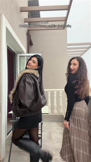 Στο μεταξύ εγώ μαζί μου έφερα ανοιξιάτικα !! #outfit #tiktok #fyp #tiktokviral #fy @Roxana Victoros