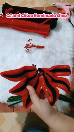 Red and black fuzzy wire flower #fbreelsfypシ゚viralfbreelsfypシ゚viral #fuzzywireflower #fuzzywirecrafts #redandblack | Cj and Chloe Handmade shop