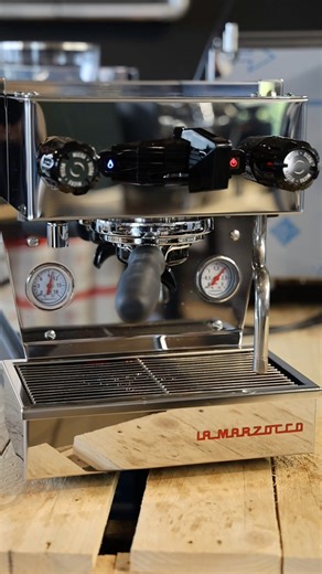Drie machines, drie stijlen. La Marzocco. Lelit. Victoria Arduino. Welke past het beste bij jouw koffiemoment? ☕️ Bekijk ze allemaal op CasaBarista.nl #CasaBarista #Espressomachine #Thuisbarista #BaristaLife | CasaBarista