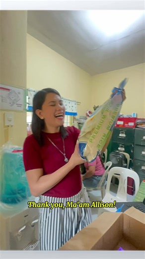 Maraming salamat sa aking practice teacher sa bigay mong regalo na pang buong pamilya! 🤣🤣🤣 Ang saya ko! 🥰 God bless you more! #practiceteacher #gift #teacher #teachersoftiktok #fyp