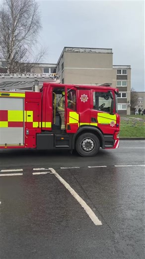 Emergency services are on the scene of a major incident in Edinburgh. Police have urged members of the public to avoid the area following reports of a knifeman in the street. | Edinburgh Evening News