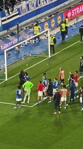La séquence lunaire: le capitaine Emegha enlève ses lunettes pour demander au kop d'applaudir les joueurs, avant de lui-même applaudir ses coéquipiersPutain le cirque 🤡Les joueurs strasbourgeois ont été scandaleux dans ce stade en feu #rcsa