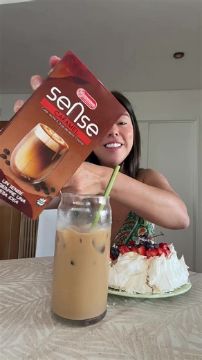 #momentocafecito con CAFÉ BIEN FRIO y Pavvlova ☕️🍒🍓🫐 . . #cafefrio #cafe #icecoffe #pavlova