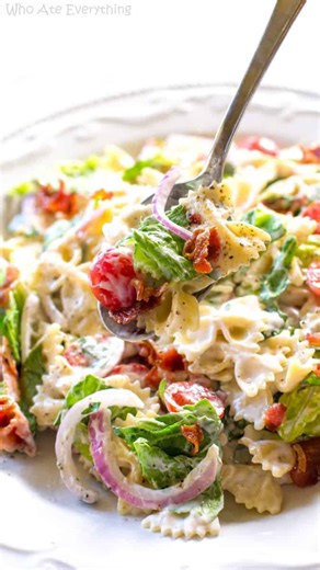 BLT Pasta Salad - your friends are having a bbq and you know that you are going to be asked to bring the side. Instead of always fretting about what to bring just have this be your go to dish. Comment “recipe” and I will send you the recipe. * https://www.the-girl-who-ate-everything.com/blt-pasta-salad/ | The Girl Who Ate Everything