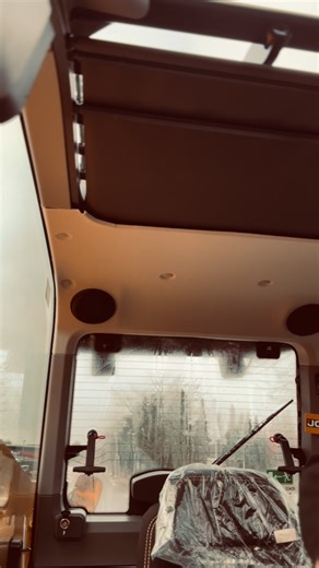 𝓓𝓲𝓮𝓼𝓮𝓵𝓑𝓵𝓸𝓷𝓭𝓲𝓮_𝓒𝓲𝓷𝓭𝔂 on Instagram: "Hey Ihr Lieben 🤗 Heute mal aus einer anderen Perspektive ich liebe meinen Job und grade den Beruf vom Tieflader fahren 👌 Aber manchmal fasse ich mir echt an den Kopf 🤦‍♀️ wir laden an Hauptstraßen ab oder auch engen Straßen und es ist egal welcher LKW-Fahrer/rin / Post / Paketboten es wird vorbei geballert, ohne mal nachzudenken, was wäre, wenn wir mal einen Schritt zurücktreten würden? Keiner hat mehr diese 2 Minuten Zeit oder war noch nie