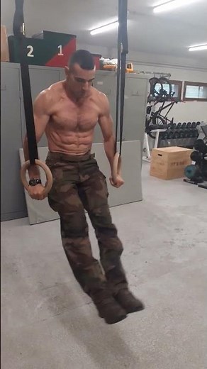 Musculation complète avec 2 exercices : Le pull-over ; Dips + équerre.