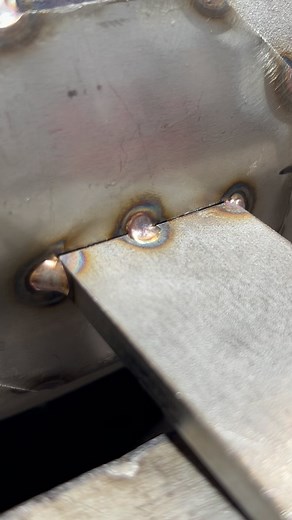 Little freehand lay wire weaves…my amps were about 5-10 to low for my personal liking….this video is sped up x4…so the real pace is slow and steady like painting picture 🎨 ….now over time that “slow and steady” will be so progressive and so much muscle memory will be involved that it will actually become “fast and steady” 😉 316 stainless 1/4” to 11 ga 130 amps 3/32” filler Furick SSBBW cup 45-50 cfh . . #welding #welder #fabrication #weld #weldporn #weldernation #tigwelding #tig #weldlife #met