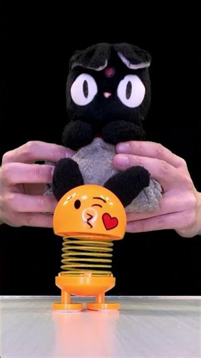 Keke Can’t Stop Playing with This Weird Noisy Spring Toy 😹🌀 | Strange Sound Addiction Short