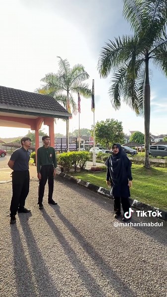 Kelestarian alam dengan landskap merujuk kepada usaha memelihara dan mengekalkan keindahan serta keseimbangan alam semula jadi dalam persekitaran landskap supaya ia dapat dinikmati oleh generasi sekarang dan akan datang. 🌿 Huraian ringkas: Kelestarian alam dalam landskap bermaksud menjaga unsur-unsur alam seperti pokok, tumbuhan, air, tanah dan hidupan agar tidak rosak atau tercemar. Landskap yang lestari mengekalkan keindahan alam sambil memastikan alam sekitar terus sihat dan seimbang. Contoh