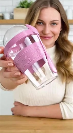 酸奶杯文案：This muesli cup is my new breakfast BFF 🥣Separate layers built-in spoon = no-mess on-the-go mealsPink fruit-topped = too cute to resist ✨ #BreakfastEssentials #OnTheGoBreakfast #MuesliCup #PinkKitchenGoods #MealPrepHacks