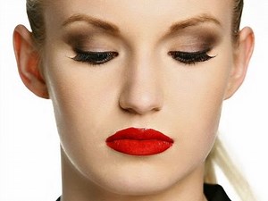 Anne Hathaway in Batman TDKR Makeup Look: Catwoman Makeup Tutorial Video