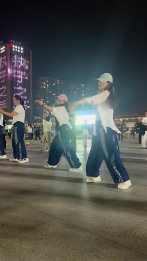 昨天有事没有去跳舞，发一个库存吧。 中心广场自由风炫舞团，集体演绎一曲，你从来没有爱过我。姐妹们是不是只有爱过方知悔？#广场舞#你从来没有爱过我 #嗨翻全场 #抖音小助手dou上热门 #最潮广场舞