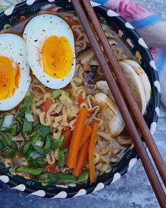 ..mi primer ramen y la verdad es que quedó de infarto, mega fácil y lo gozamos tanto por aquí, agregado a mis sopitas favoritas, ya se viene la receta! #connieachurracocinanatural | Connie Achurra
