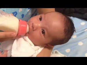 ミルクを飲む赤ちゃん