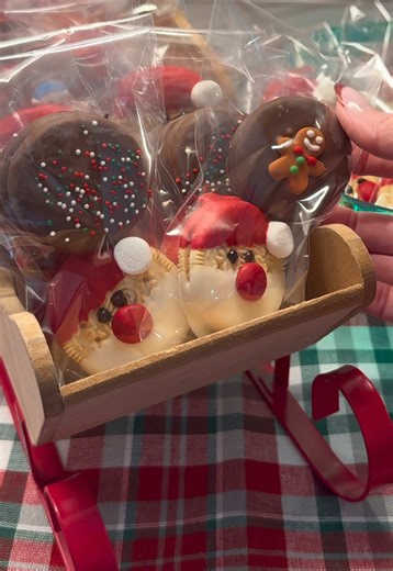 Easy Christmas Oreo Cookie Treat Recipe for the Holidays