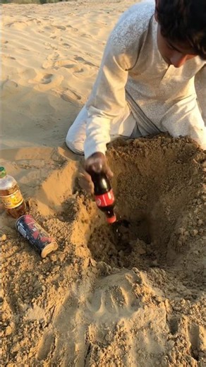 Extracting food and drink 🥤 in desert 🏜️ #survival #experiment #foodshorts #lifehacks