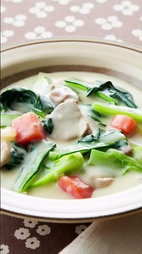 豚肉と小松菜の豆乳シチュー 🥬🐖やさしい味で体が温まる、和風テイストのクリーミーシチュー。豆乳で作るのでさっぱりしていて食べやすいです✨