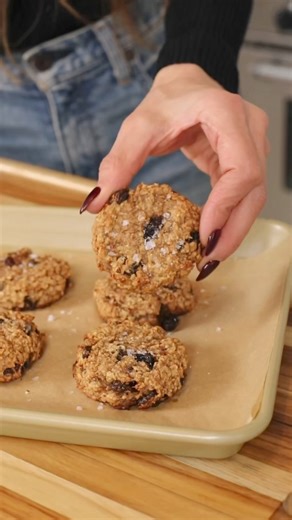 29K views · 132 reactions | Bye-Bye boring bowls of oatmeal 北 My Vegan Chocolate Chip Zucchini Breakfast Cookies are here to STAY!  | Kalejunkie | Facebook