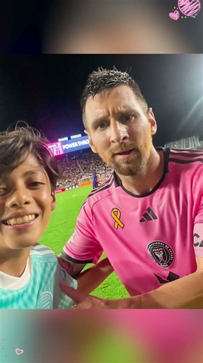 When Fans Get a Response from Messi, They Get Emotional.#Messi#World Cup#soccer#warmth#foryou