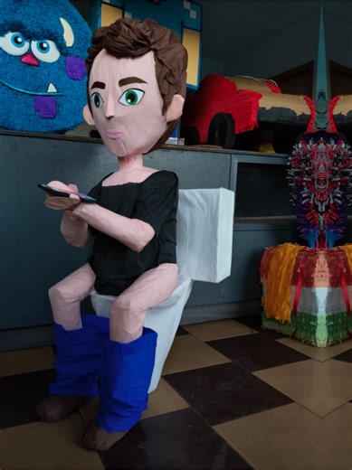 🙋🏼 Un chico sólo checando su cel! 🚽🧻😅💙🥳🎉 Inspirada en el trabajo que realizó nuestro amigo y talentoso @Jose Ravelero 🥰 Gracias Pegu 🪅🫰🏼 #lapiñateria #lapiñateriacraft #nuevocasasgrandes #baño #fiesta