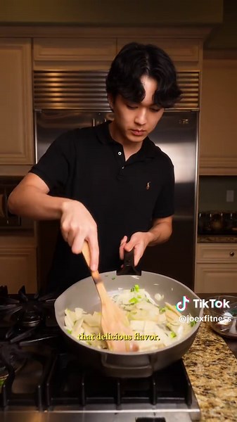 ⇩ Full Recipe 🍢 ⇩ Macros for 2 servings: Protein: 15g Carbs: 50g Fat: 12g Calories: 373 Ingredients (makes 2 servings): - 200g fish cake (found at your local korean market) - 1/4 medium-sized yellow onion - 2 green onions - 2 tbsp minced garlic - 1 tbsp brown sugar - 3 tbsp soy sauce - 1/2 tbsp sesame oil - 1 tsp sesame seeds - salt to taste How to make it yourself: 1. Dice your onions and green onion 2. Cut your fish cake into small strips 3. In a bowl, mix together your brown sugar, soy sauce