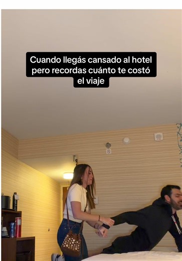 Cuando sentís que tenés que sacarle provecho al máximo a todo el viaje y no descansas 😂🙊 #humor #funny #funnyvideos #comedy #couple