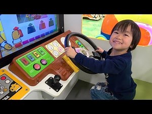 レオくんがゲームセンターで車の運転をして遊ぶよ！アンパンマンのガチャポンもしよう！ レオスマイル