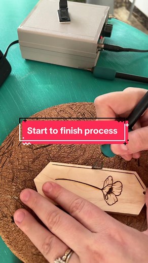 Process feom atart to finish on this simple burn. The machine i use: Optima 1 The nibs i used: large skew nib and writing nib Wood: hard maple ornaments made by us (see website) Flower template: from my brain What questions can i answer for you?? I know you have questions! Feel free to ask #woodburning #howtowoodburn #woodburningart #makeartonwood #pyrography #pyrographyhowto