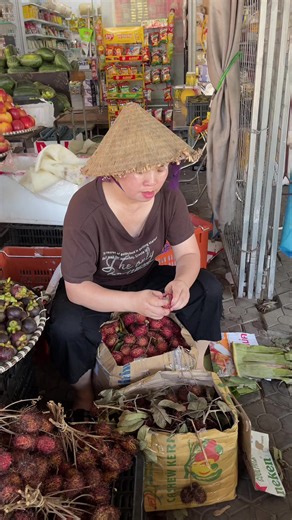 Sale gấp: Trời nắng chôm chôm se vỏ em sale gấp: 10k/kg đi từ 5kg Vẫn ngon ngọt lắm nha khách ơi #trumsisunsoc #xuhuong #mitmat