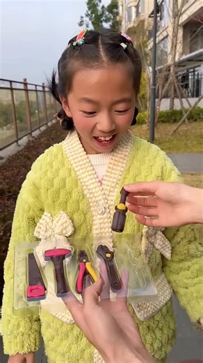 طفل يحصل 😗😁😑على الحلوى وسوف أقول شكرا لك !#811