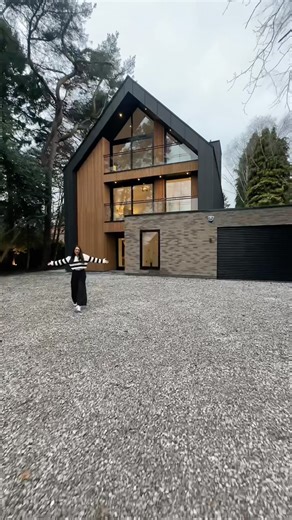 Welcome to Lovelace House a new distinctive home in Solihull 🏡 Join Jas as she shows you around the principal bedroom of this luxury home. Let us know what you think of it in the comments below ⬇️ More of this incredible home coming soon 👀 @hampton_group @estherbroomhallandpartners • • #luxurylifestyle #luxuryhomes #luxuryhouses #luxuryhomesuk #housetours #theluxuryhomeshow #homeinsporation #homedesign #londonhomes #interiorsuk #housetours #renovations #solihullhomes #midlands #solihull | The 