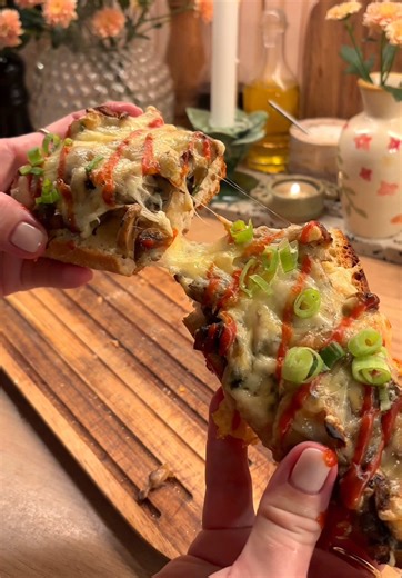 Baguettes mit Champignons 🥖🍄‍🟫🧀 Zutaten: * Baguette * ca. 800 g Champignons, geputzt und geschnitten * 1 große Zwiebel, fein gehackt * gelber Käse (Gouda), gerieben * Petersilie * Schnittlauch oder Frühlingszwiebeln * 2 EL Butter * 1 EL Öl * Salz, Pfeffer * Ketchup, Mayonnaise (optional) Zubereitung: * Die Zwiebel in Butter und Öl glasig dünsten. * Die Hitze erhöhen, Champignons hinzufügen und braten, bis sie goldbraun sind. Mit Salz und Pfeffer würzen, Petersilie dazugeben. * Die Masse auf 